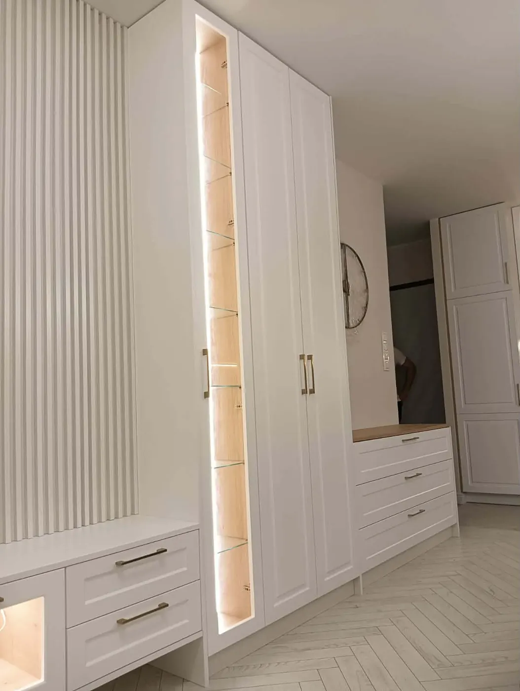 Zabudowa z podświetlanymi lamelami po realizacji