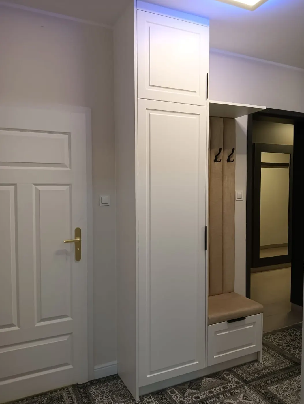 Przedpokój z szafą i siedziskiem po realizacji