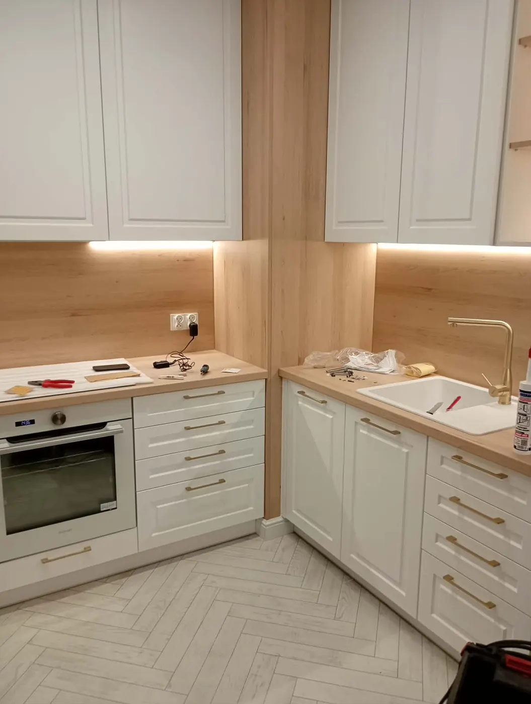 Kuchnia z drewnianym blatem po realizacji