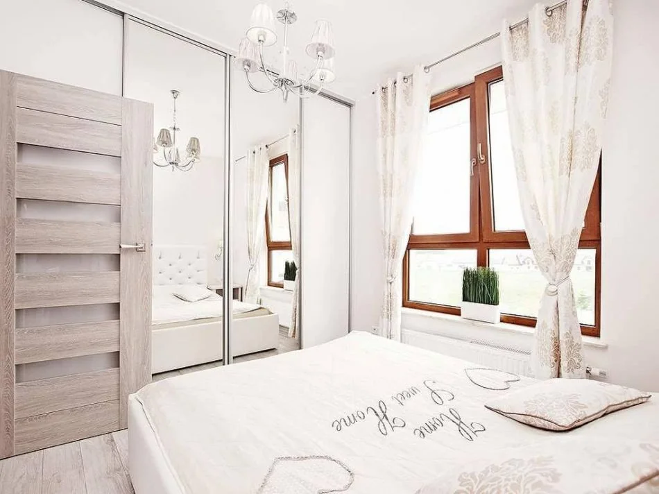 Jasna przestrzeń dzienna apartamentu na osiedlu Shiraz Park w Gdyni
