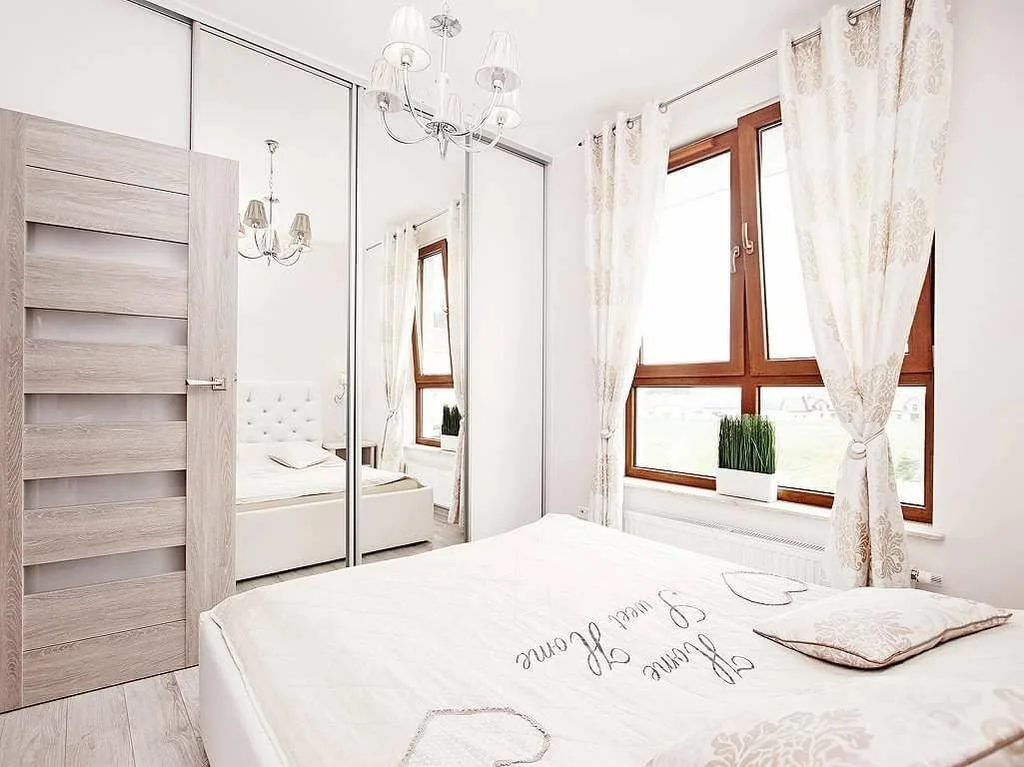 Jasna sypialnia z lustrzaną szafą